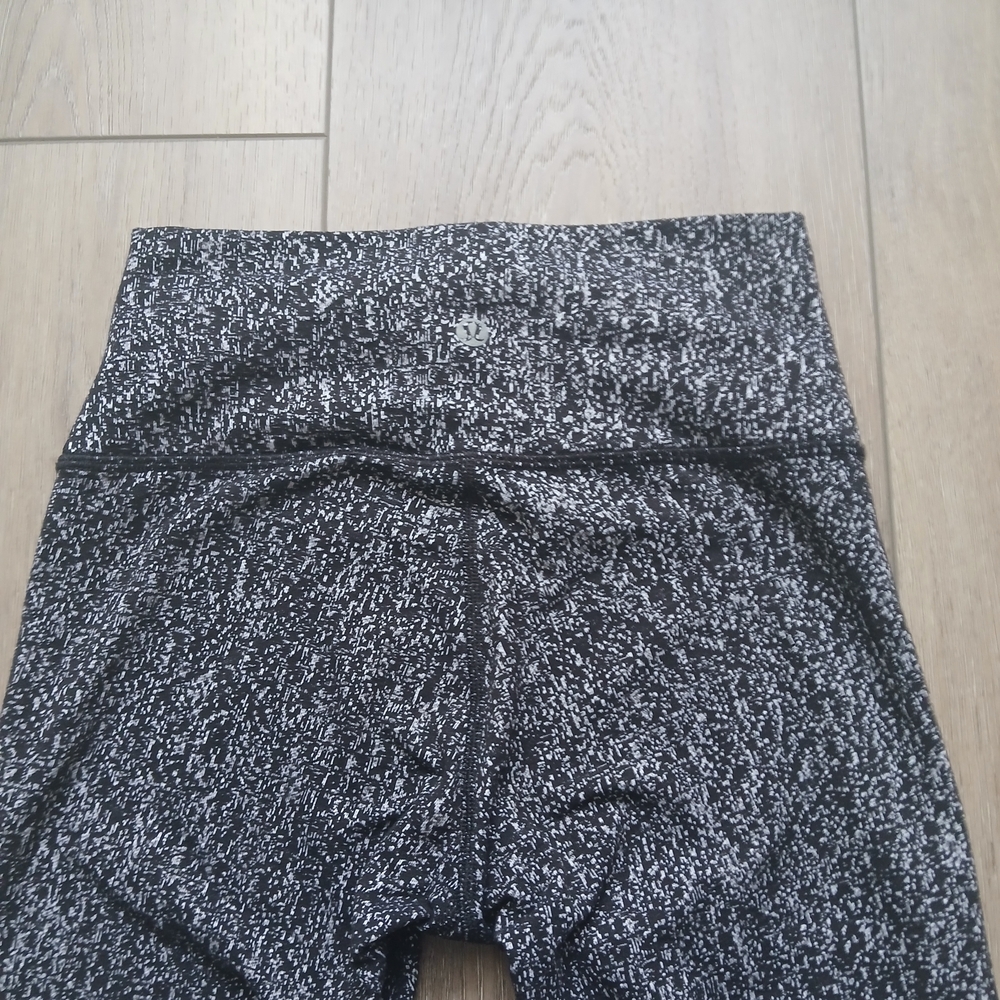 Lululemon Wunder Under Leggings Black & White Print Size 4 - 11"×32" - Picture 6 of 8